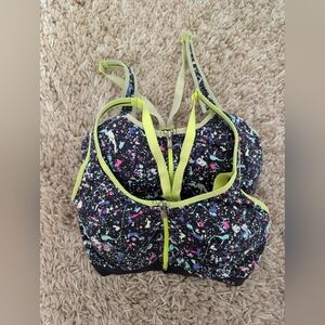 2x VS 32D KNOCKOUT BRAS